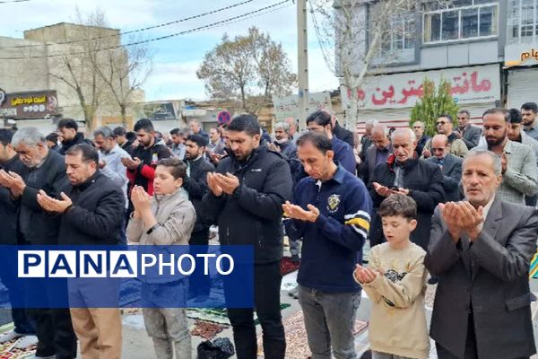 صفوف به‌هم پیوسته نمازگزاران در قروه