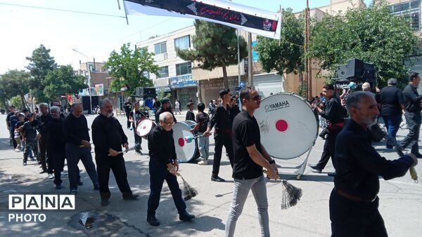 خیابان امام در روز تاسوعای حسینی حال و هوای دیگری میدهد 