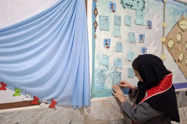 نواختن  زنگ دلنوشته برای حاج قاسم،در آموزشگاه مریم سنگان