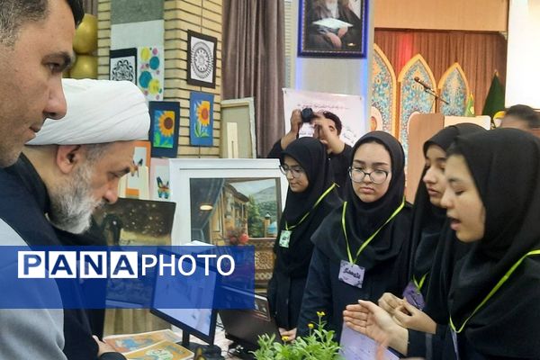 برگزاری نمایشگاه دستاوردهای دانش آموزان دخترانه دبیرستان حکمت ناحیه دو شهرری 