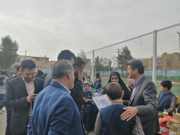  نمایشگاه دست‌سازه‌های دانش‌آموزی در دبستان حضرت قاسم بن‌الحسن‌(ع) ناحیه یک