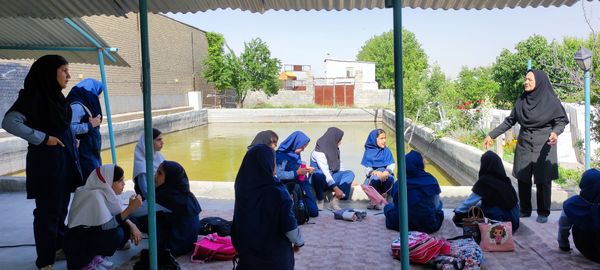 بازدید دانش‌آموزان مدرسه شهید خاقانی از گلخانه پیشه‌وران شیروان