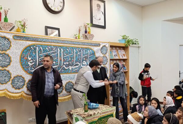 تقدیر از مادر شهید مهدی زاهدلویی در کتابخانه امام علی(ع) قم