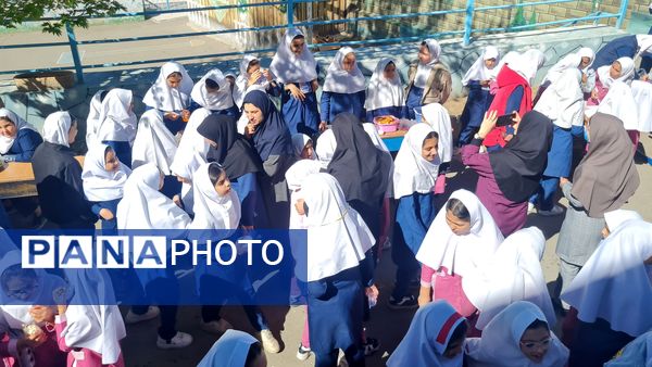 جشنواره فروش غذاهای سالم با مشارکت دانش آموزان مدرسه شهید رجایی ۱ منطقه پردیس 