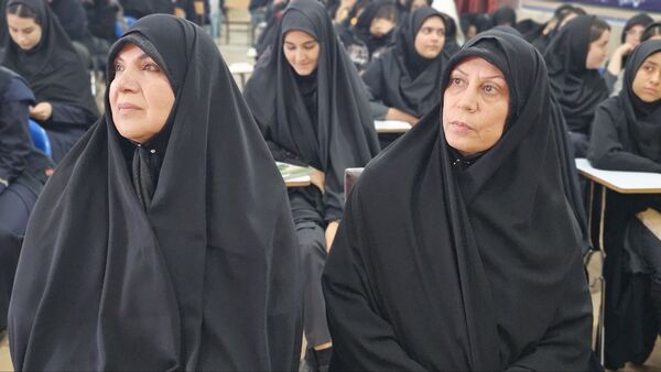 آیین گرامیداشت روز دانش‌آموز با حضور مسئولان منطقه ۱۳ در دبیرستان طلیعه شاهد