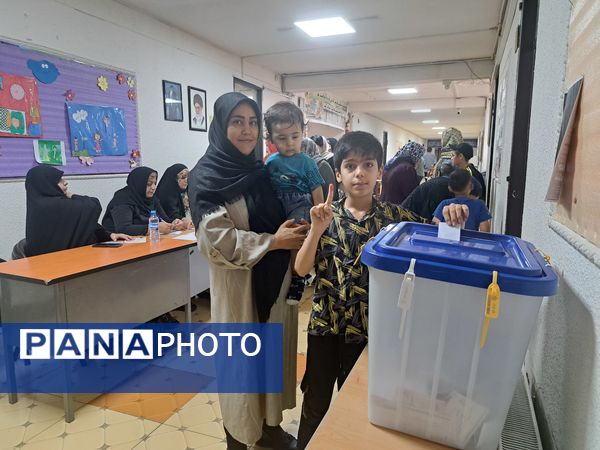 حضور مسئولان و مردم انقلابی شهرستان ملارد در پای صندوق‌های رأی