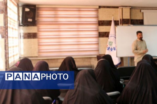 پیوند مهارت و معرفت در آموزش و پرورش فیروزکوه به همراه تلاوت زیارت عاشورا و کارگاه اسنپ‌بک 