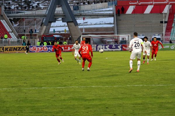 بازی تراکتور و ملوان در تبریز