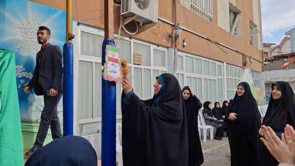 آغاز جشن‌های دهه فجر در مدارس؛ زنگ انقلاب امسال با ایران‌مون نواخته شد