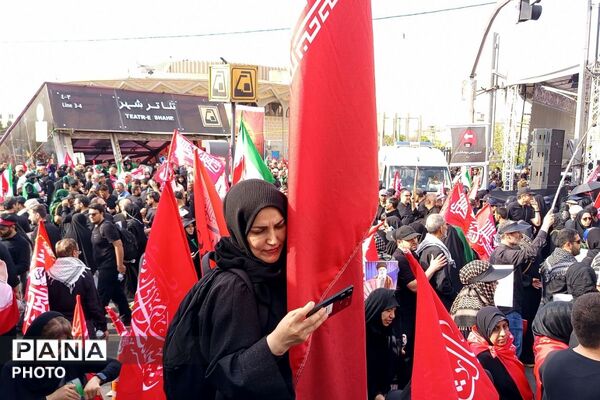  هم صدا با هم در تشییع رهبر شهید