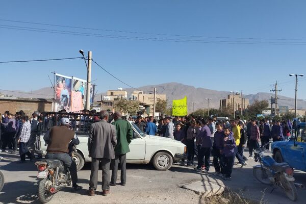 حضور دانش آموزان دبیرستان طالقانی داریون در تجمع ۱۳ آبان