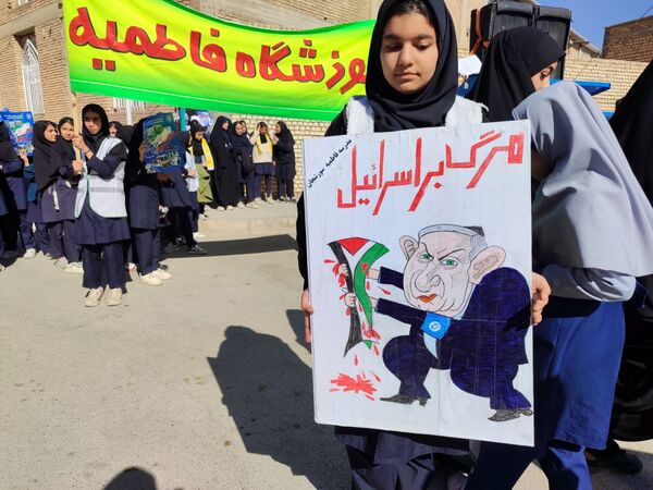 حضور گسترده دانش آموزان سورشجان در راهپیمایی ۱۳ آبان؛ فریاد ایستادگی در برابر استکبار جهانی