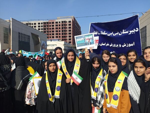 حضور پرشور دانش آموزان پیشتاز مشهدی در راهپیمایی یوم الله ۱۳ آبان
