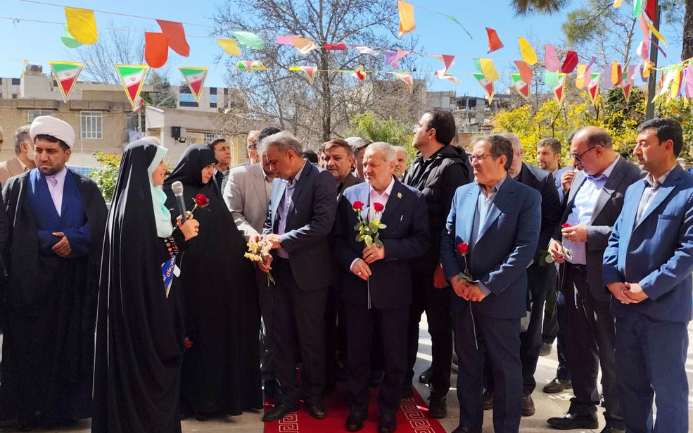 وقتی وزیر هم‌صف دانش‌آموزان شد