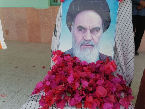 مدارس سندرک یکپارچه در شور انقلابی؛ زنگ انقلاب به صدا درآمد