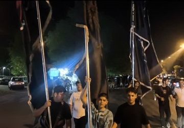 بیرق گردانی در شهر خیمه های برافراشته 