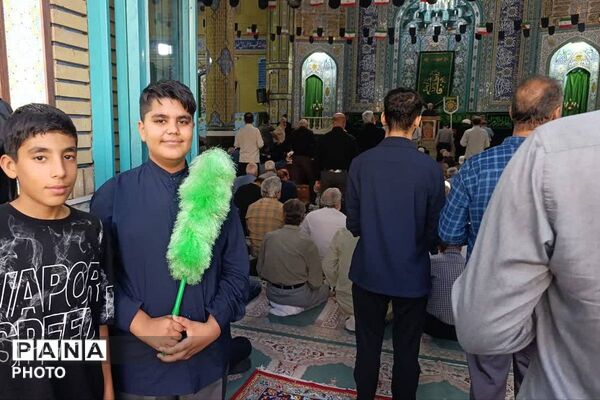 حضور دانش‌آموزان مدرسه صدرا و رئیس اداره ورزش و جوانان در نماز جمعه ورامین