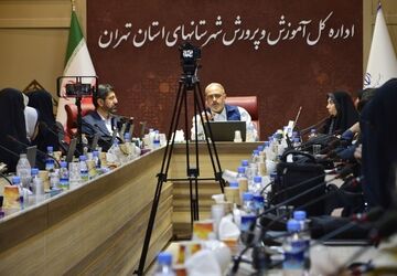 مدیرکل آموزش‌وپرورش شهرستان‌های استان تهران پای صحبت‌های دانش‌آموز خبرنگاران پانا 