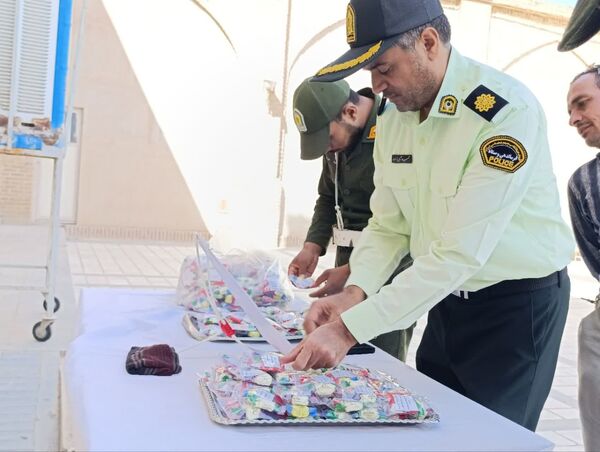 برپایی میز خدمات در مصلی نماز جمعه توسط نیروی انتظامی شهرستان خلیل اباد 