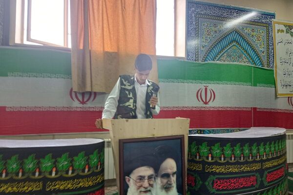 برگزاری مراسم هفته بسیج در هنرستان مجتمع فنی حرفه‌ای تهران در بهارستان‌دو