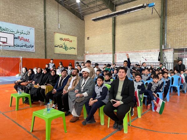 مراسم جشن انقلاب و تقدیر از دانش‌آموزان مقام‌آور مدرسه معلم