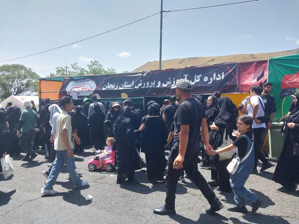 خدمت‌رسانی پیشتازان و خبرنگاران دانش‌آموزی در موکب عشاق‌الحسین گاوازنگ