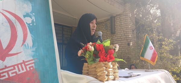 نواختن زنگ آغاز سال تحصیلی در دبیرستان شاهد شهید کلانتری همزمان با سراسر کشور 