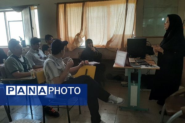  فعالیت پایگاه انتخاب رشته کنکور 1403 با حضور مشاوران برتر در شهرستان ورامین