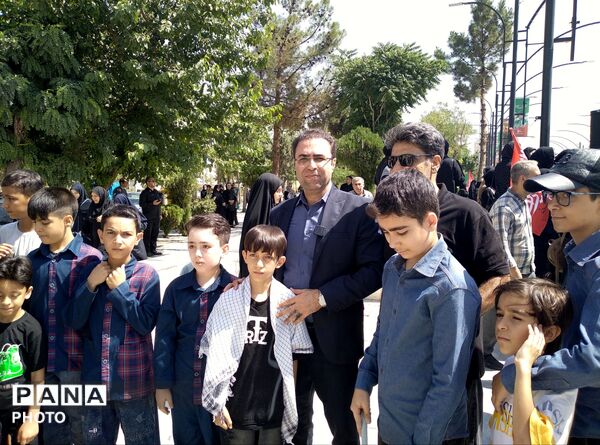 اجرای گروه سرود 1000 نفری دانش آموزان ناحیه 4 کرج 