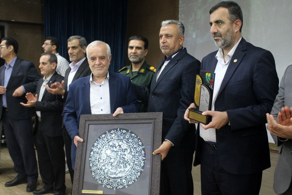 تجلیل از برگزیدگان دبیرستان شهید بهشتی شهرستان بوشهر (1)