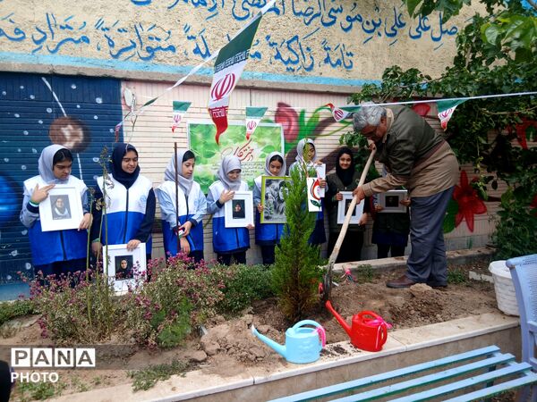 مراسم نهال امید یادواره شهید جاوید الاثر ماکان نصیری درمدرسه میثاق ناحیه ۳