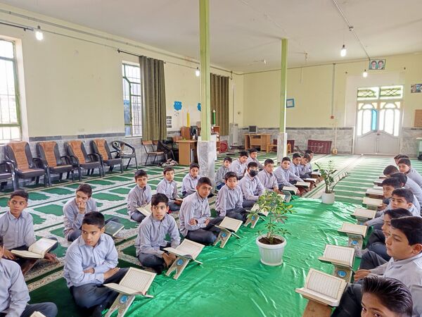 محفل انس با قرآن کریم در مدرسه برادران ابراهیمی‌نیا