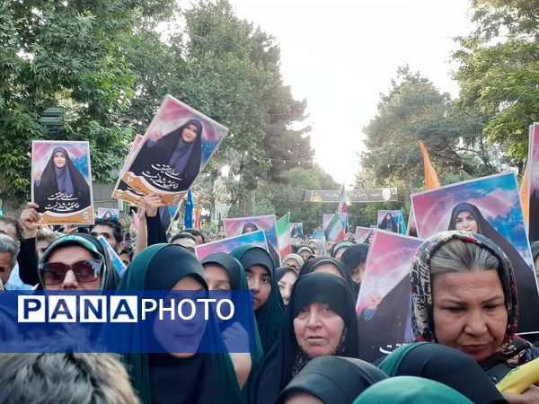 جلوه‌هایی از اجتماع مردم بجنورد در تجلیل از بانوی شجاع رسانه ملی