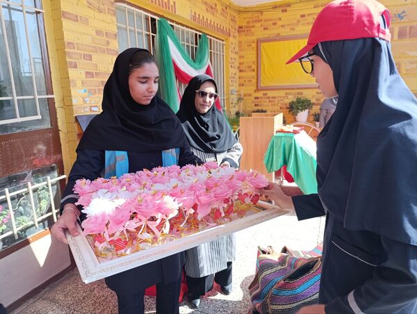 بزرگداشت روز دانش آموز در دبیرستان شاهد قدسیان 