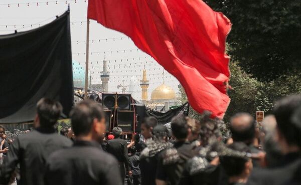 رود اشک و عشق در مسیر حرم همزمان با شکوه عزاداری هیئات‌ در خیابان‌های مشهد