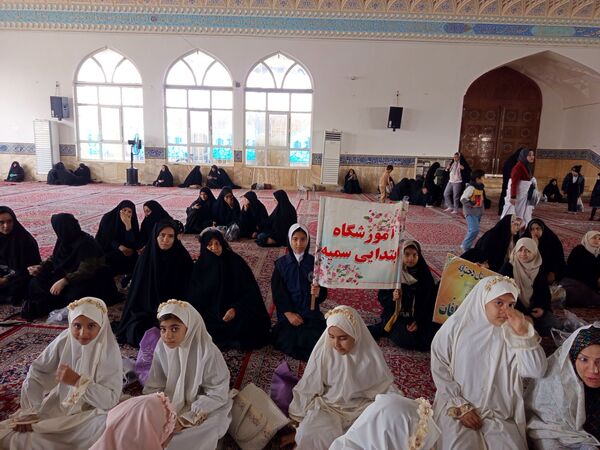 حضور دانش آموزان در نماز جمعه کاشمر