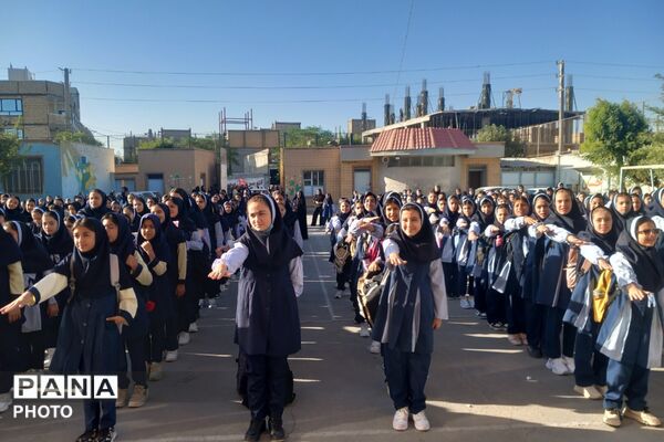 آغاز ماه‌ مهر و دیدار مجدد دانش‌آموزان و معلمان در مدرسه عزیزالله پزشکی ۲