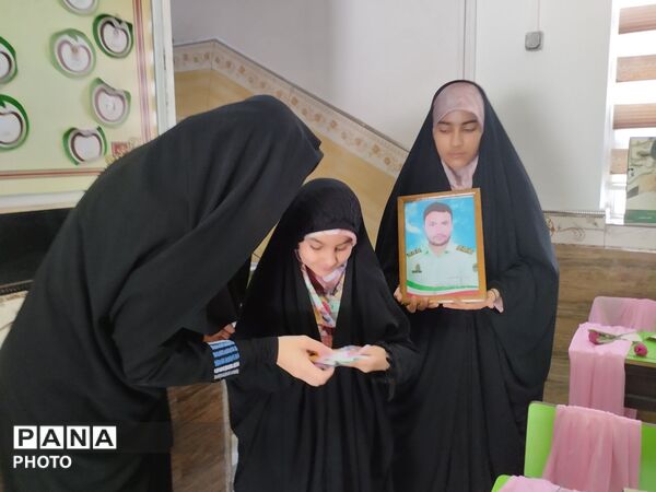 مراسم تجلیل از خانواده شهدا در دبستان شاهد شهید ناصری