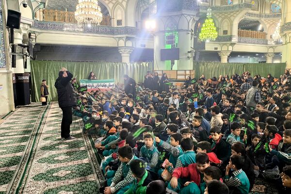 حضور دانش‌آموزان ناحیه دو شهرری در مراسم نوگلان فاطمی