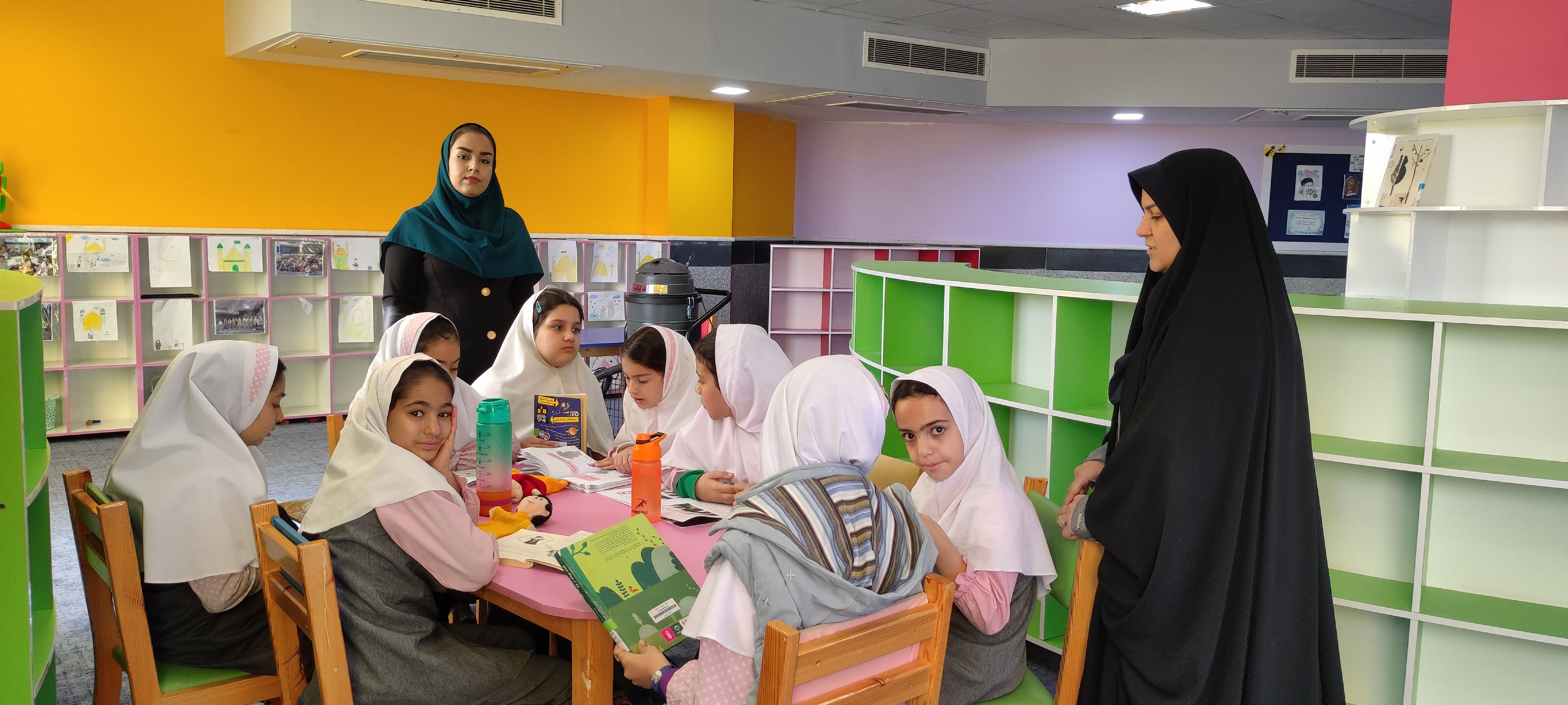 بازدید دانش آموزان دبستان محجبه از کتابخانه اندیشه شیروان