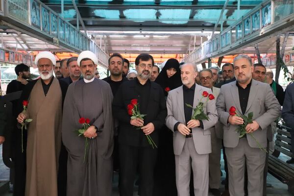ادای احترام مسئولان قم به شهدا در هفته دولت