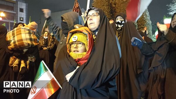حتی برف وسرما هم مانع حضور پرشور مردم برای بیعت با رهبر نمی شود