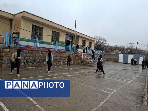 جلوه زیبای باران زمستانی در دبیرستان سبحان و مائده شلیل