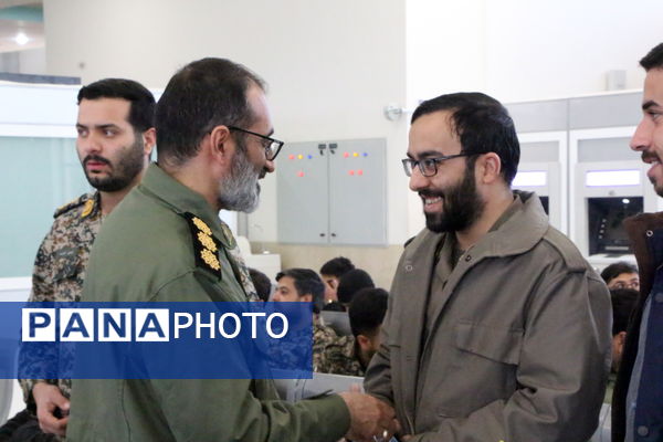 مراسم نمادین استقبال از امام خمینی (ره) در فرودگاه یزد 