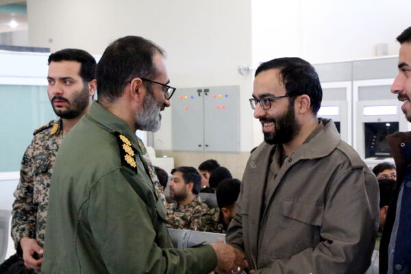 مراسم نمادین استقبال از امام خمینی (ره) در فرودگاه یزد 