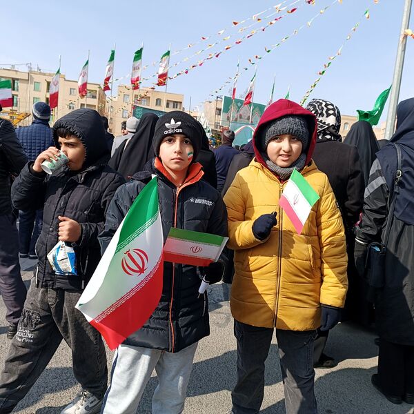 مردم غیور ملارد با حضور پرشور خود در راهپیمایی ۲۲ بهمن، ثابت کردند که همچنان پای انقلاب اسلامی ایستاده‌اند.