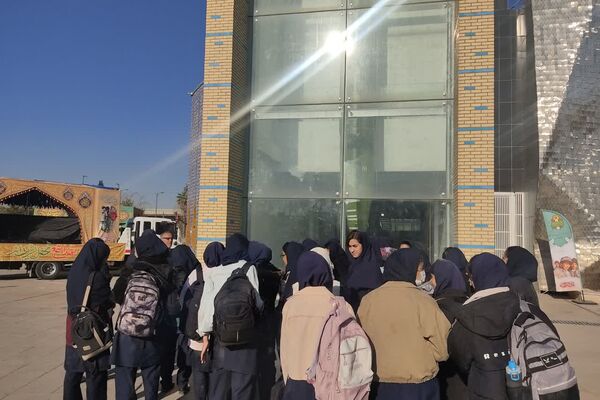 اردوی آمادگی و دفاعی دانش‌آموزان پایه نهم مدرسه فرشتگان در موزه دفاع مقدس