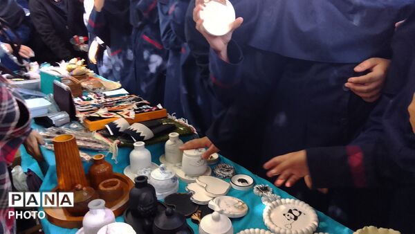 نمایشگاه هنر آفرین ،فروش محصولات و صنایع دستی در دبیرستان عزت طلایی 