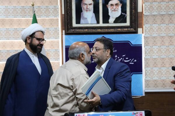 گرامیداشت هفته معلم با تجلیل از فرهنگیان آموزش و پرورش منطقه ۱۴ 