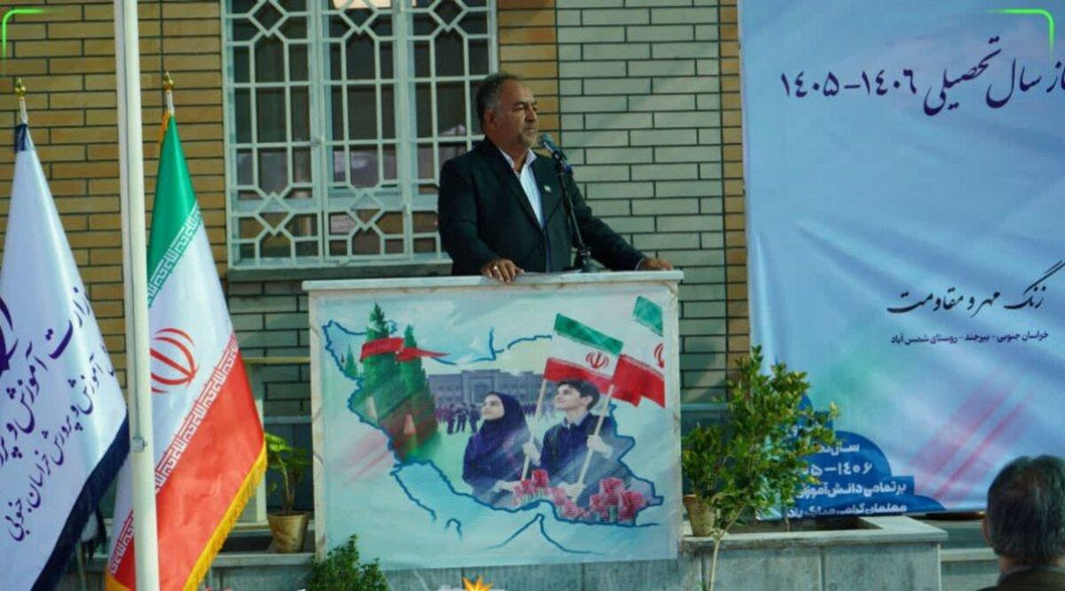 بدرقه فرزندان شهدا از خانه تا مدرسه در خراسان جنوبی 